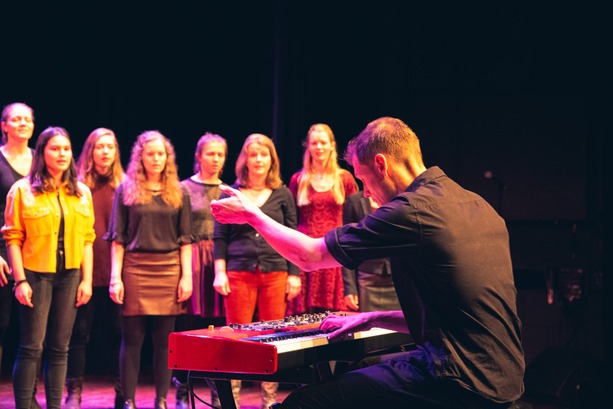 Veya zingt in de Junushoff